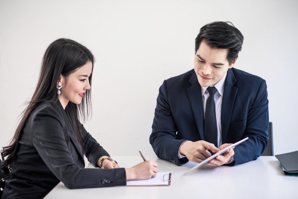 Menandatangani dokumen kerja