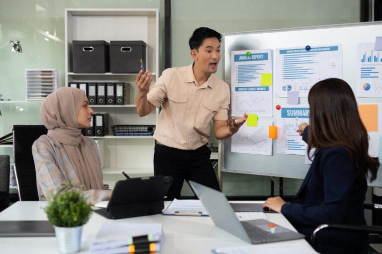 Sesi latihan pasukan di bilik mesyuarat