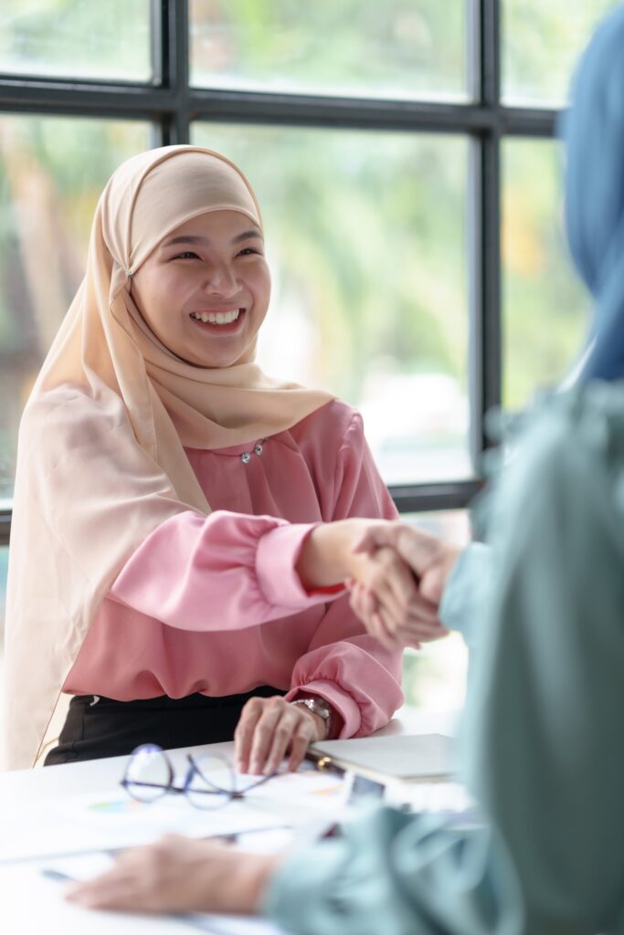 Berjabat tangan selepas perbincangan kerjasama
